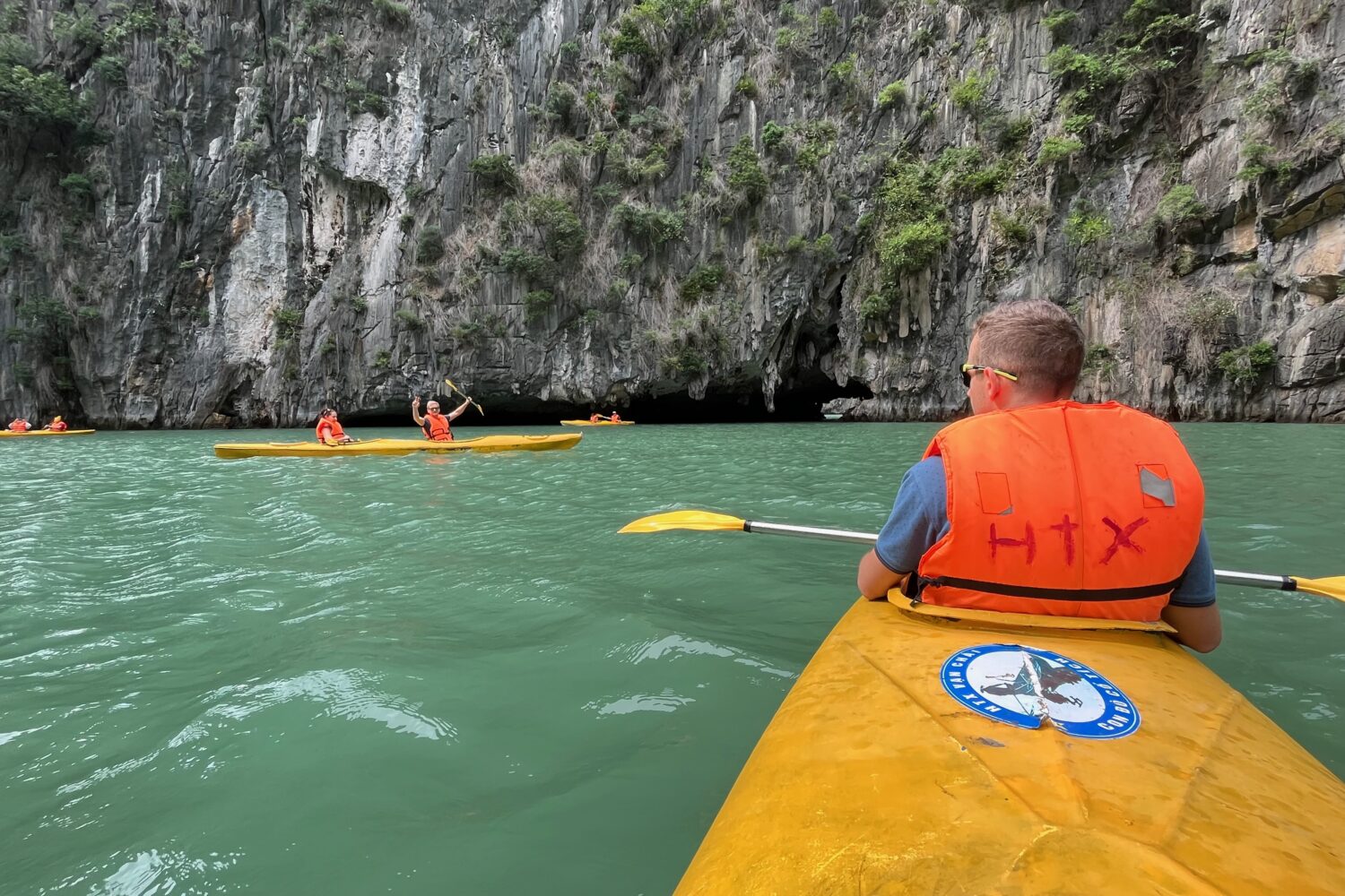 Plavba na kajaku po zátoce Ha Long, Severní Vietnam