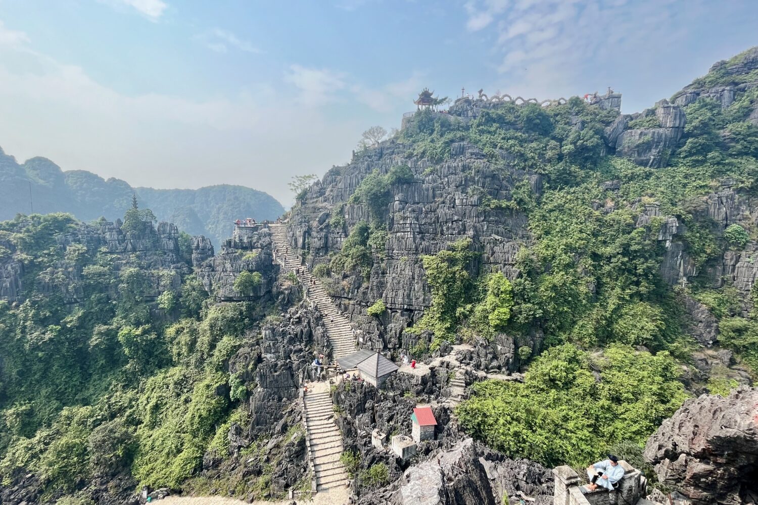 Vrchol vyhlídky Hang Mua, Ninh Binh, Severní Vietnam