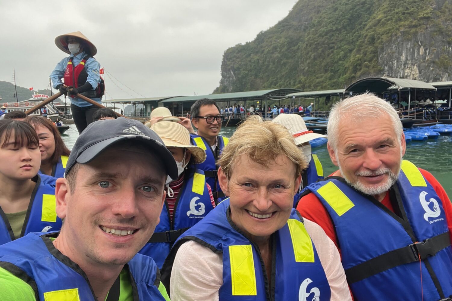 Plavba zátokou Halong, Severní Vietnam