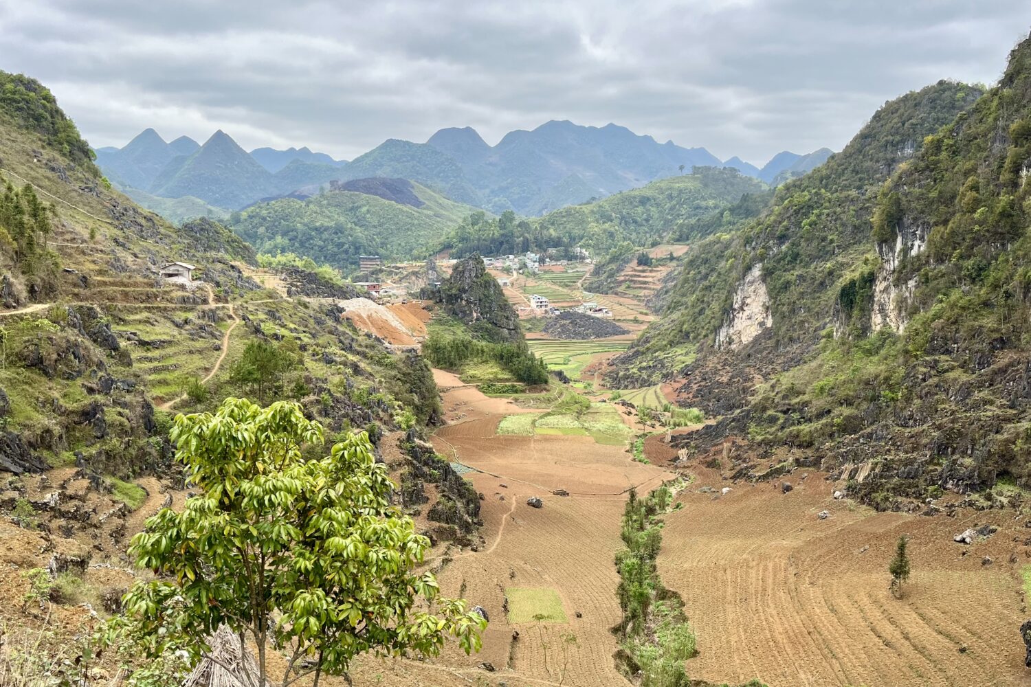 Krajina v okolí Dong Van, provincie Ha Giang, Severní Vietnam