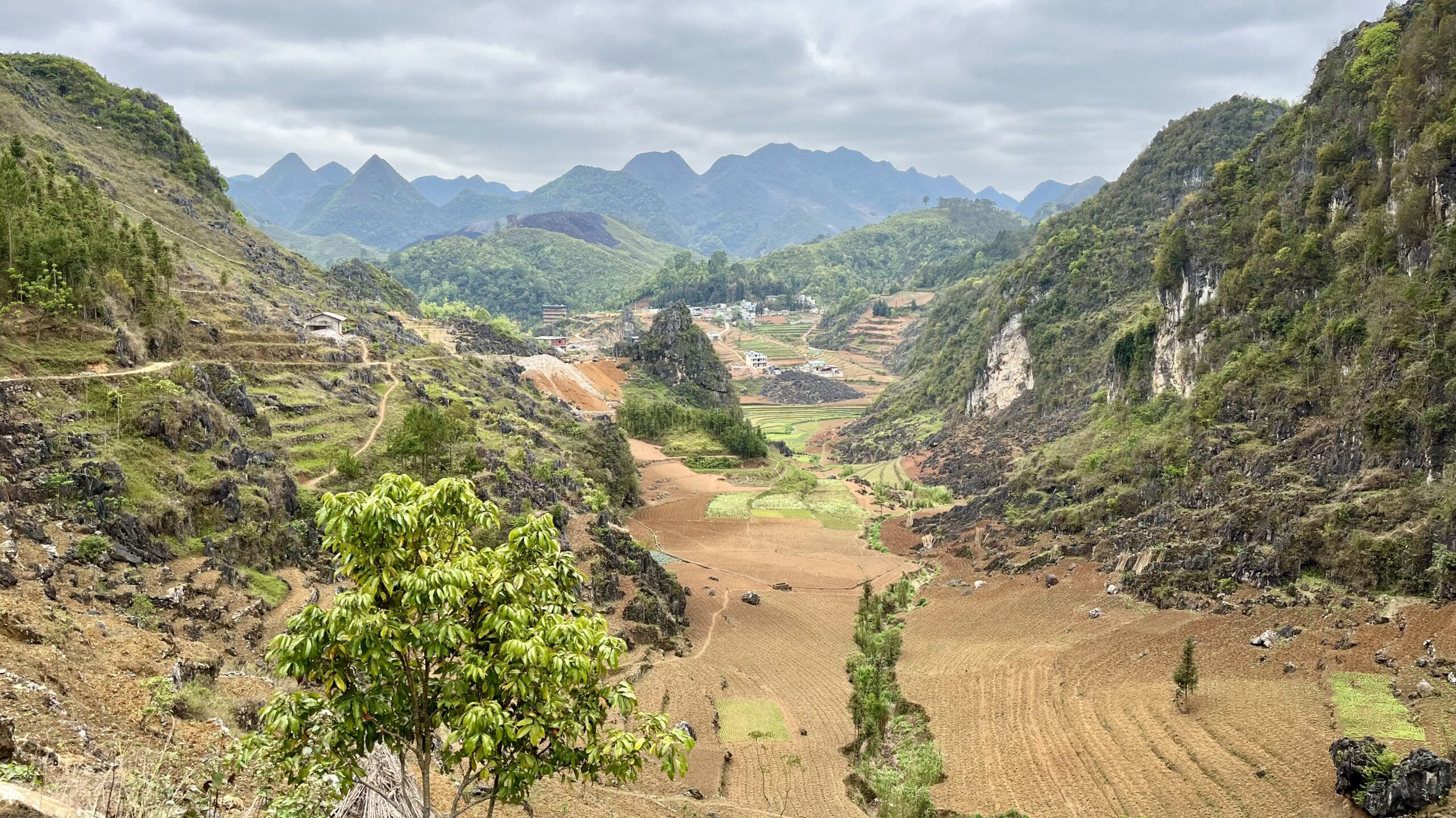 Krajina v okolí Dong Van, provincie Ha Giang, Severní Vietnam