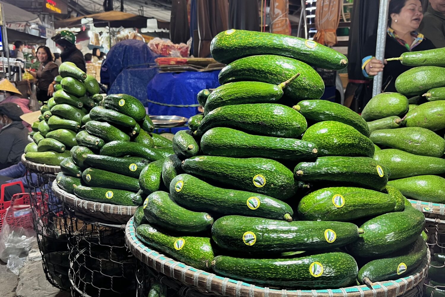 Prodej avokáda na večerních trzích, Da Lat, Jižní Vietnam