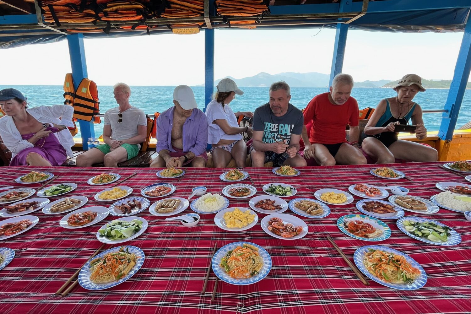 Oběd na lodi během šnorchlování, Nha Trang, Jižní Vietnam