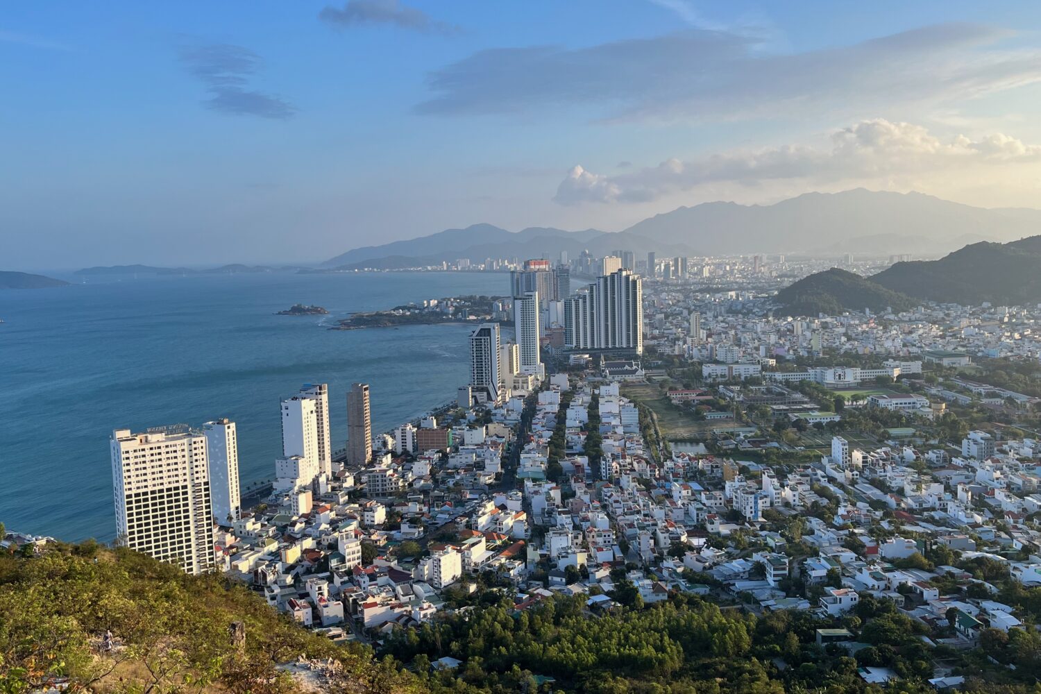 Pohled na město Nha Trang z vyhlídky. Jižní Vietnam.