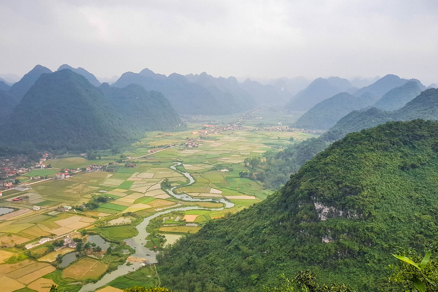 Vyhlídky na údolí v Bac Son, Severní Vietnam