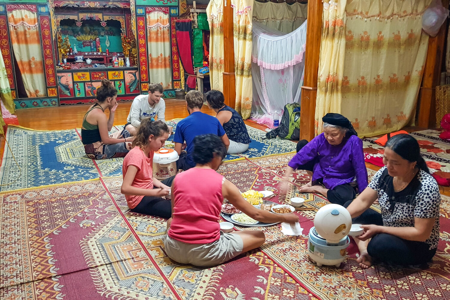 Večeře s vietnamskou rodinou v tradičním homestay, Bac Son, Severní Vietnam