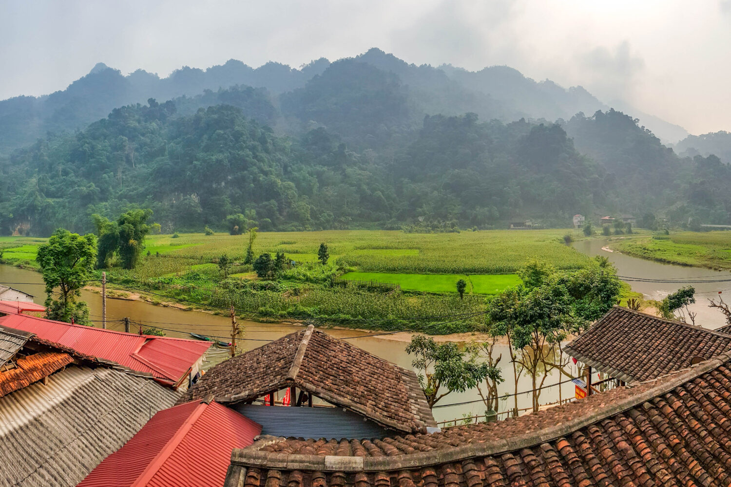 Krajina u jezera Ba Be, severní Vietnam