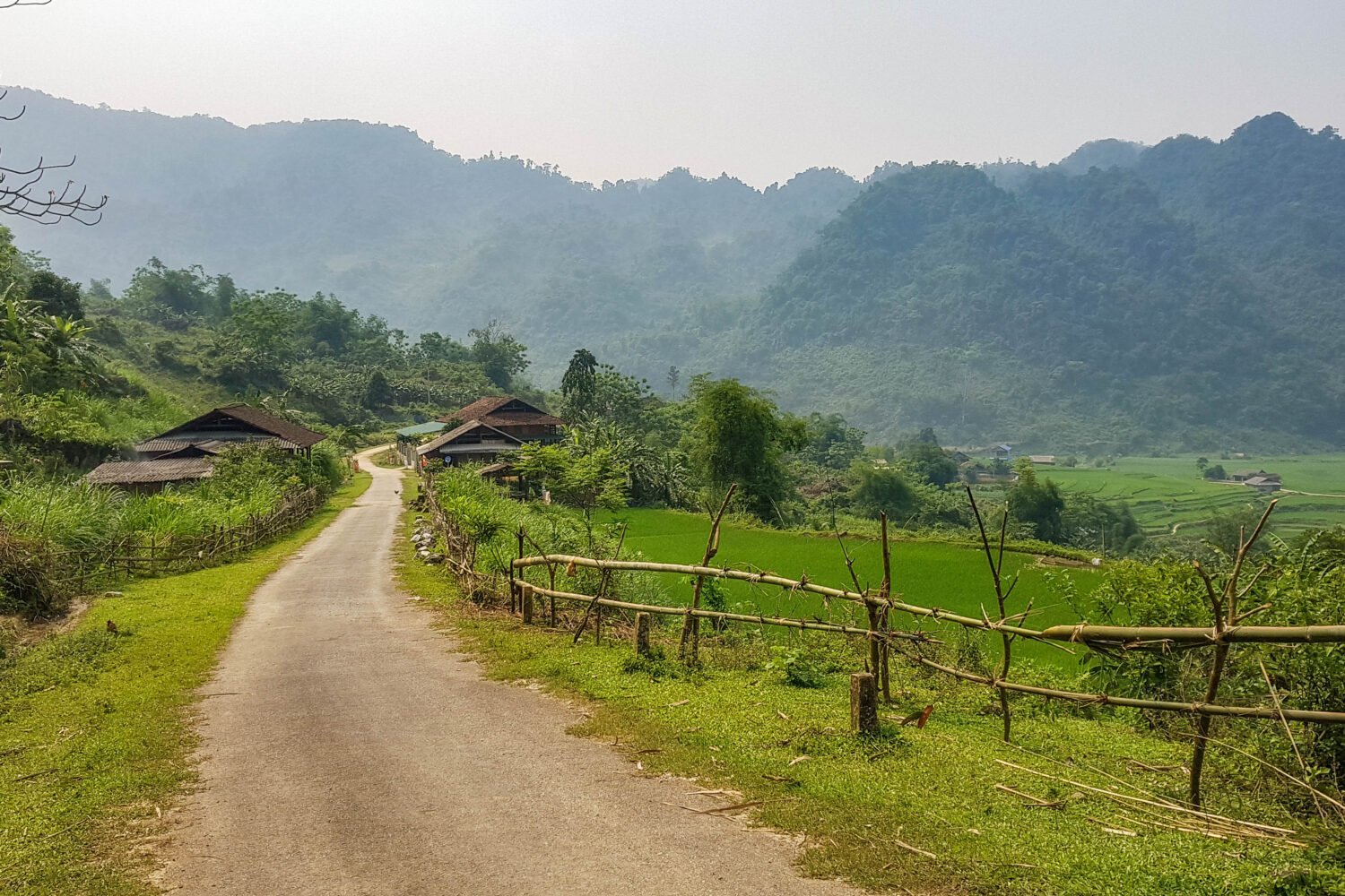 Krajina u jezera Ba Be, severní Vietnam